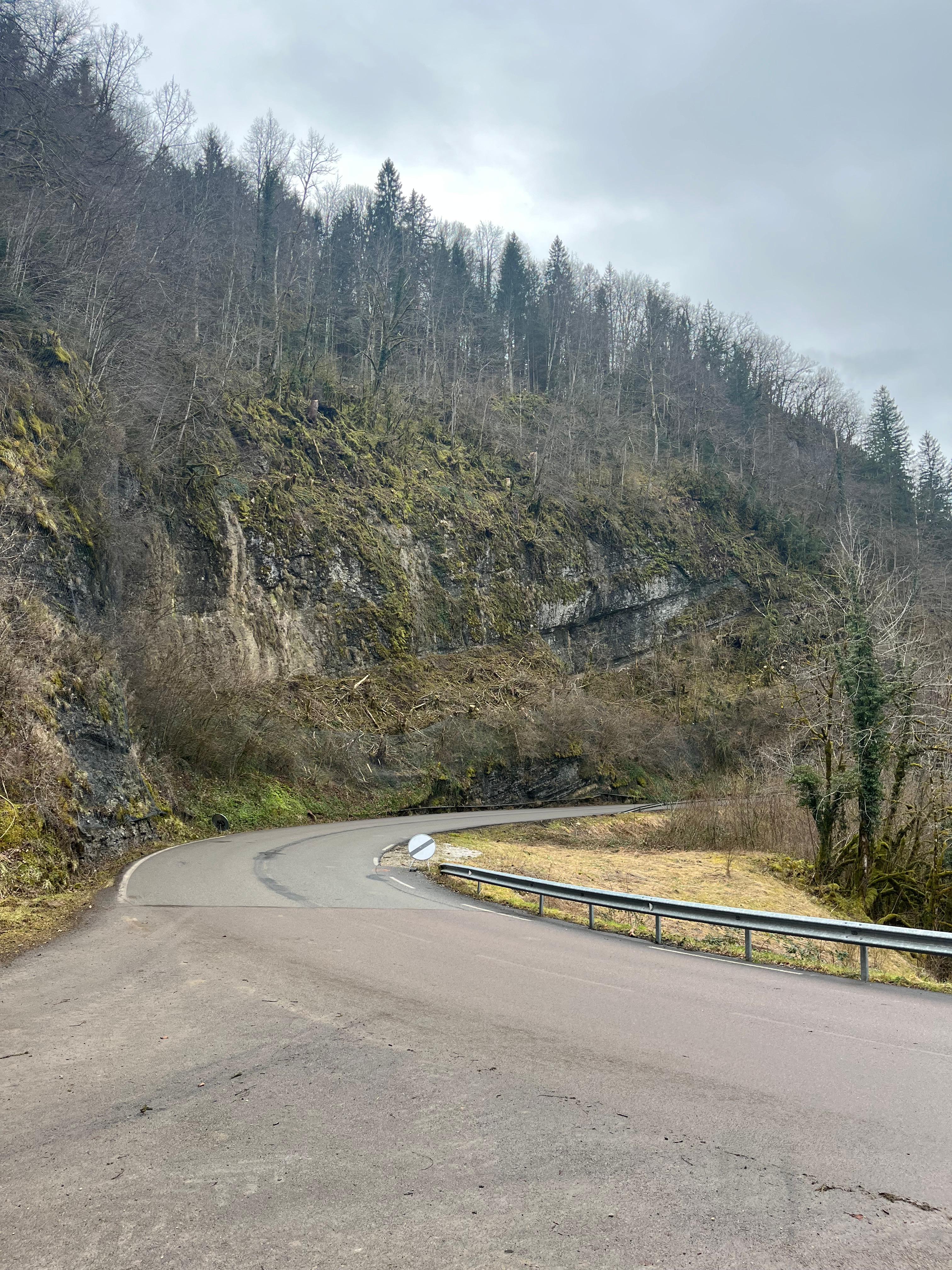Nettoyage de falaises dans le Jura — SAS POLYVIER